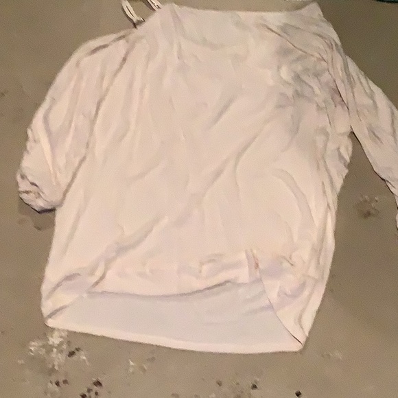 Guess top size M. - Picture 4 of 5